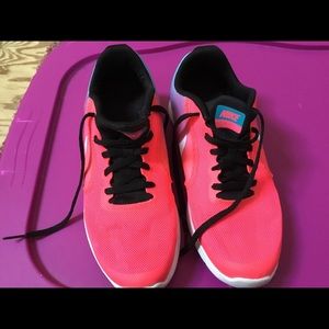 Nike girls sneakers 5.5
